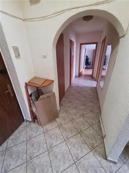 Apartament 2 camere decomandat, etaj intermediar Centrul Civic- str. Toamnei