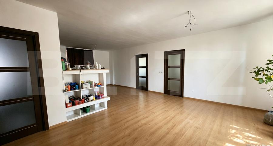 Apartament cu 3 camere, 80 mp, 3.000 mp teren, zona Reghin