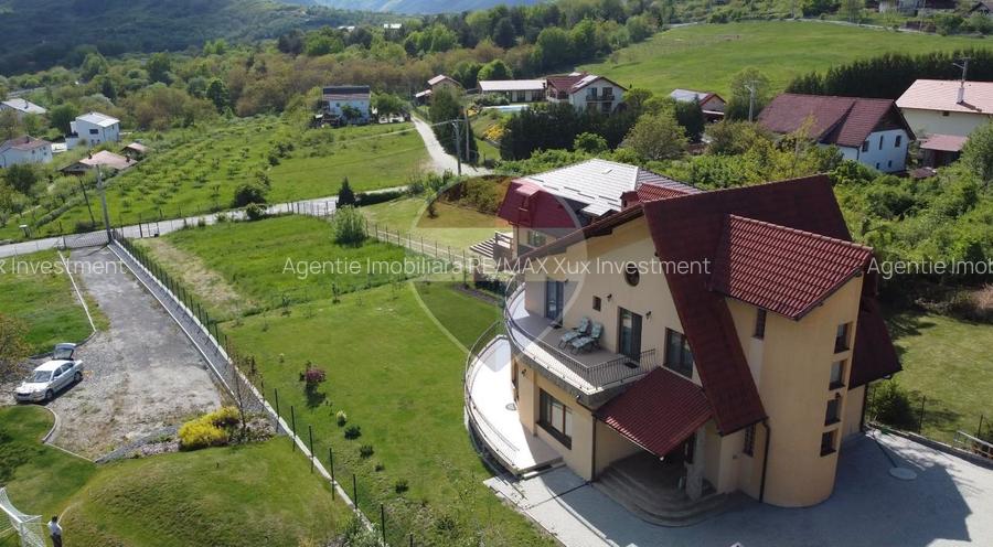 Casă / Vilă de Lux cu 5 camere de vânzare