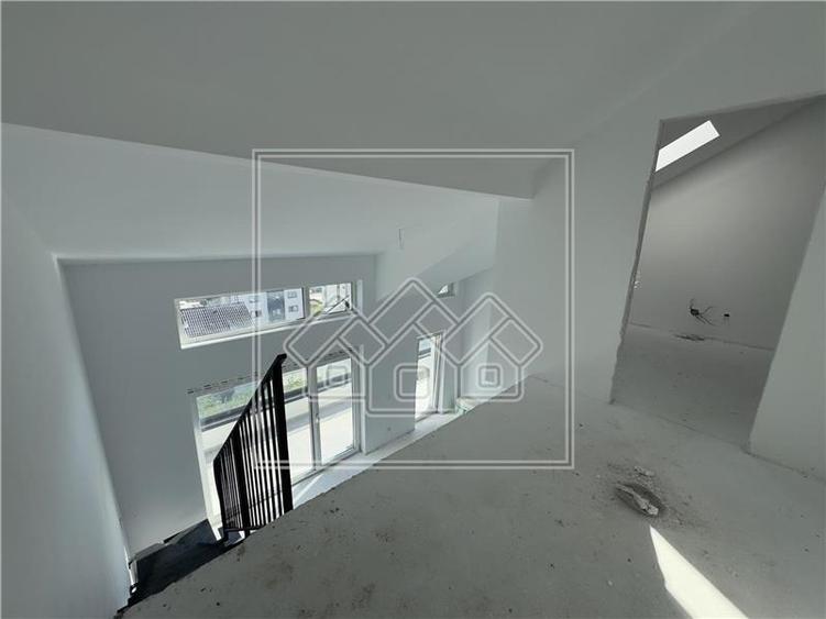 Penthouse intabulat, 3 camere, balcon, dressing