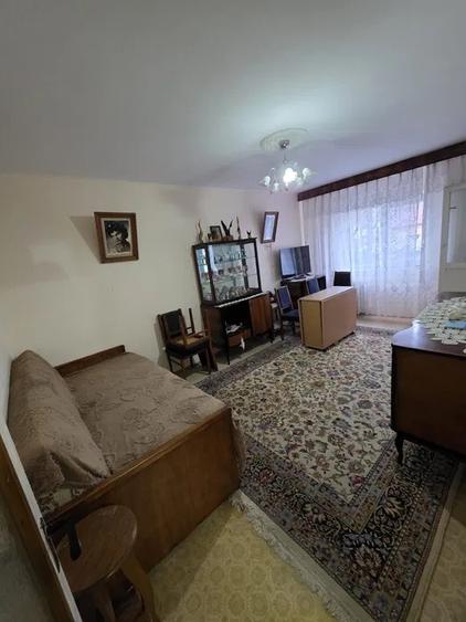 Apartament 3 camere, decomandat, etaj 1/4, zona Nicolina