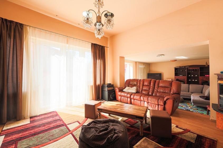 Vilă cu 6 camere în zona rezidențială - Poltura
