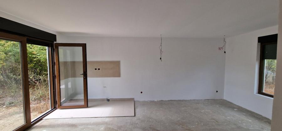 Casa de vanzare in comuna Plopu, in zona superba de deal cu vedere la padure
