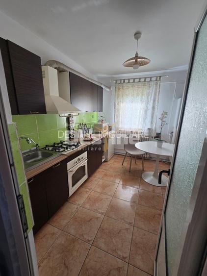 Apartament de vânzare | Zona TÂRGU CUCU | semidecomandat, 3 camere - 6