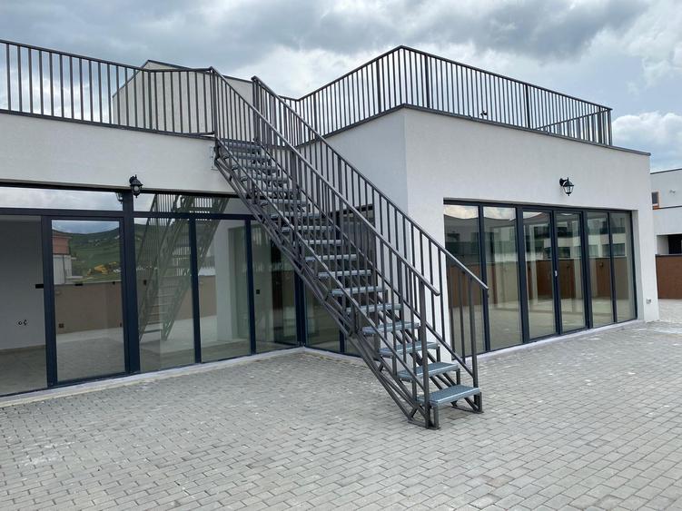 Penthouse 200 mp utili, 400 mp terasa, zona Baciu