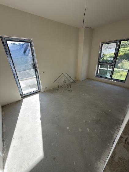 Duplex modern cu 3 dormitoare, pod circulabil și grădină amenajată în Florești