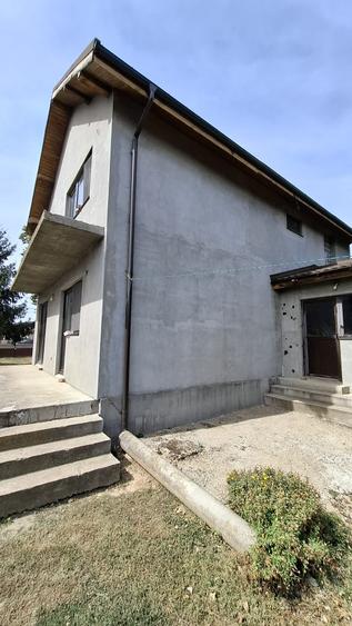 Stradal DN7, vila semifinisata, deschidere pe ambele capete