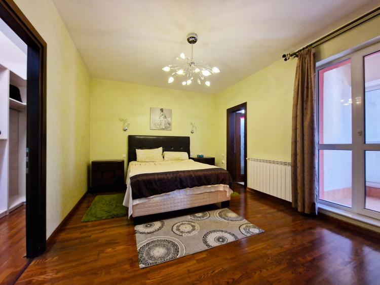 De închiriat Apartament de 3 Camere, Vedere la Mare, în Centru, 180mp utili.