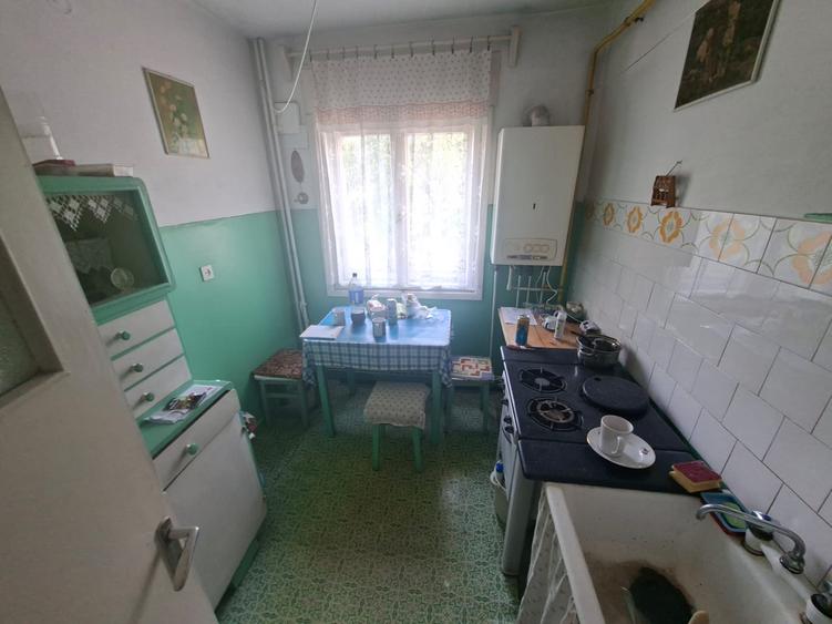 Apartament cu 4 camere, etajul 2/4, zona Podu Ros
