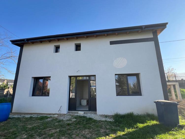 Casa din 2 apartamente și 2 birouri