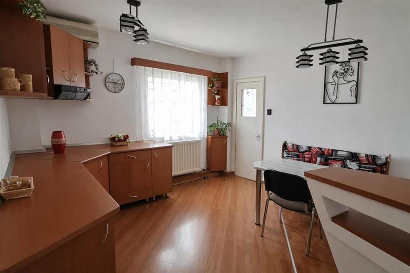 Apartament 4 camere 2 bai 3 balcoane zona Centrala