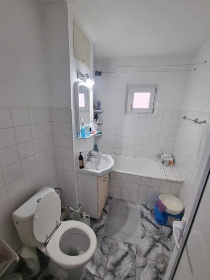 Poarta 6 liceul Blaga- apartament 4 camere decomandat cu gaze