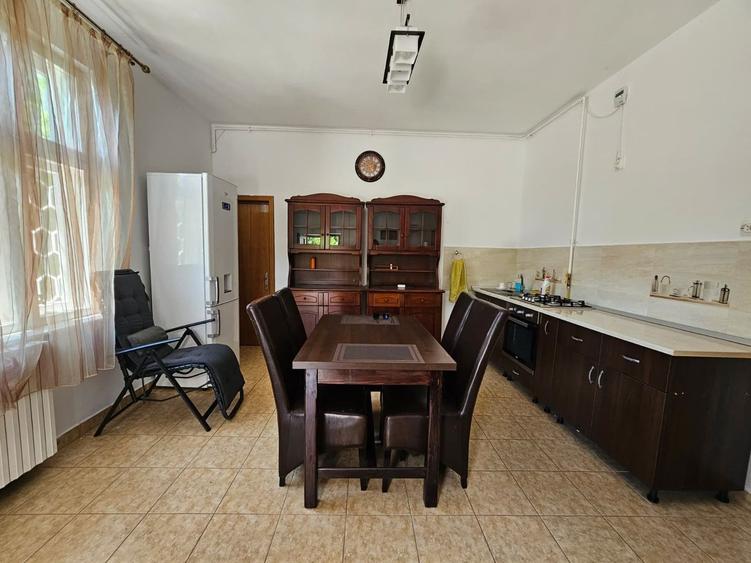 Casa eleganta cu tavane inalte si gradina superba