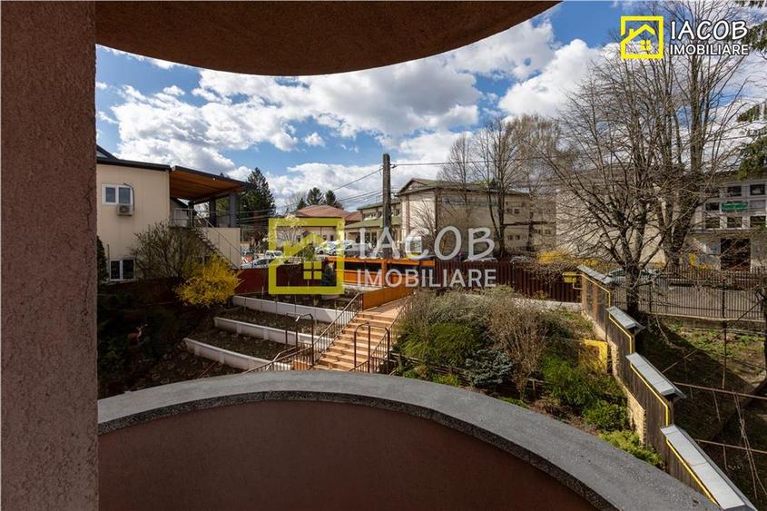 1/2 Duplex  S+D+P+2E, 455 mp in zona centrala a mun. Bacau