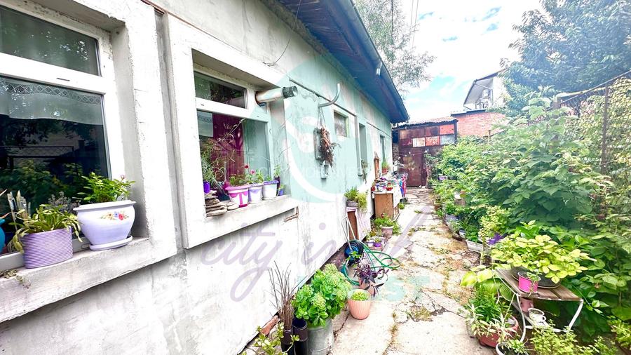 Teren de 250 mp cu casa - la o distanta de 7 minute de statia de metrou