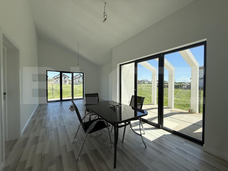 Casa pe parter cu un design deosebit, zona nordica / Simnicul de Jos