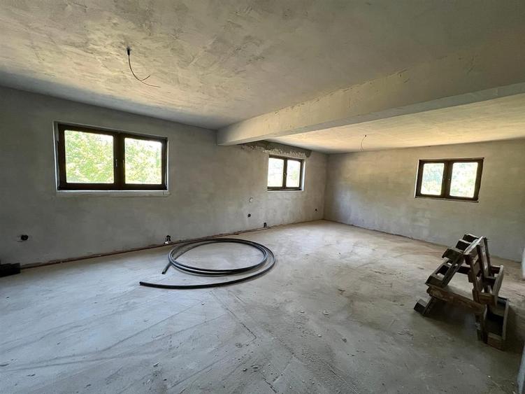 Casa semifinisata V. Ghinzii teren 18 arii