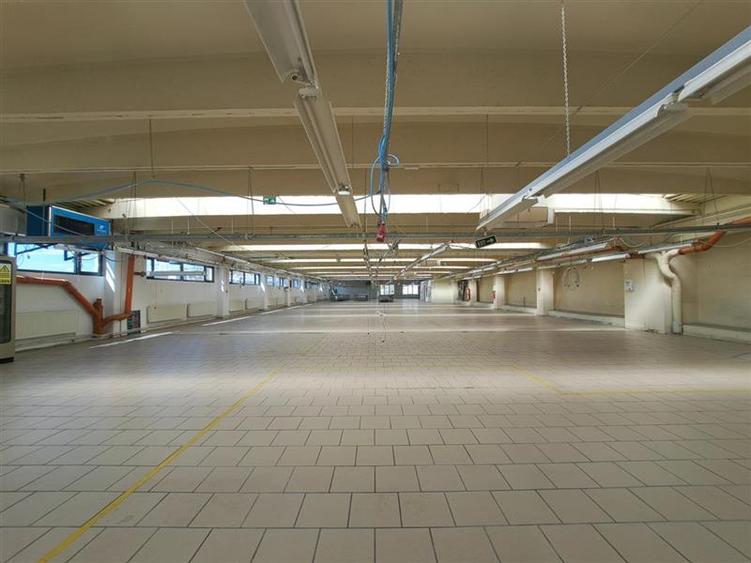 Spatiu industrial, Birouri, 1500 mp utili, situat in cartierul Iris!