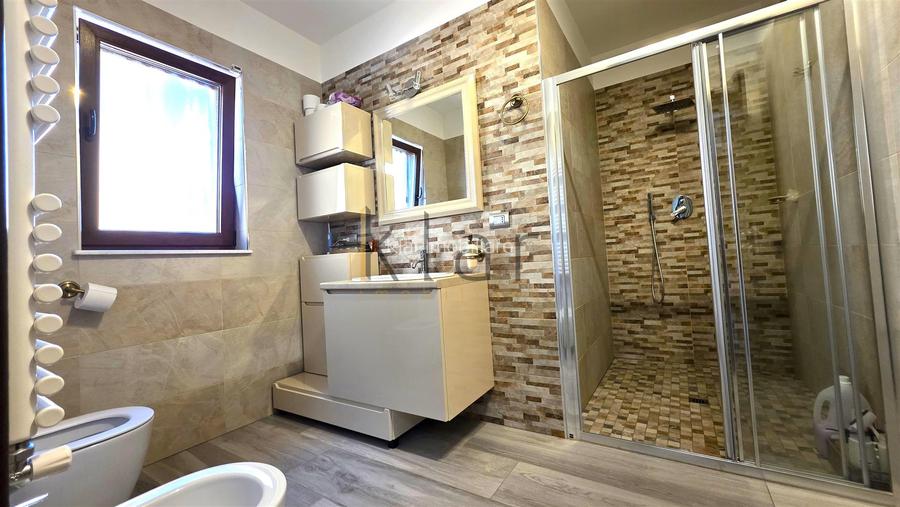 Muta-te direct in casa visurilor tale! Vila premium complet echipata in Someseni - 17