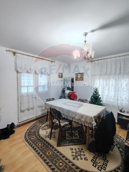 Case cu 7 camere de vânzare în comuna Panaci, sat Drăgoiasa.