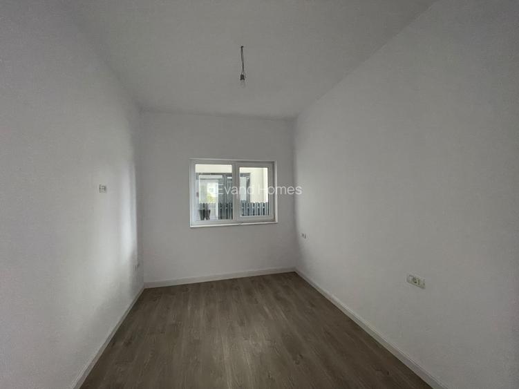 Duplex despartit prin camera tehnica | 5 camere 3 bai | Ghiroda | Asfalt