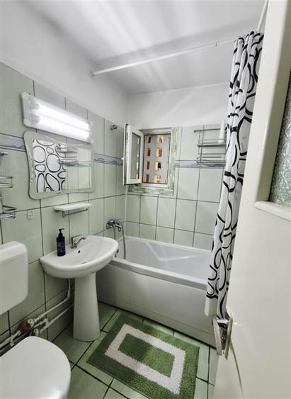 Apartament cu 3 camere zona Podu Ros