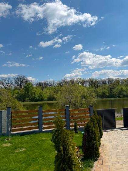 VILA ELEGANTA CU PISCINA INCALZITA SI IESIRE LA LAC