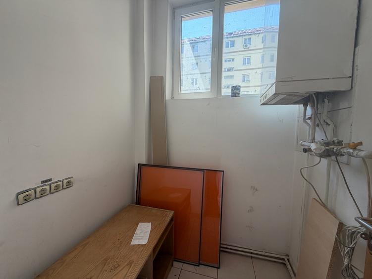 Spatiu comercial, 75 mp, vitrina, vad pietonal, strada Semaforului