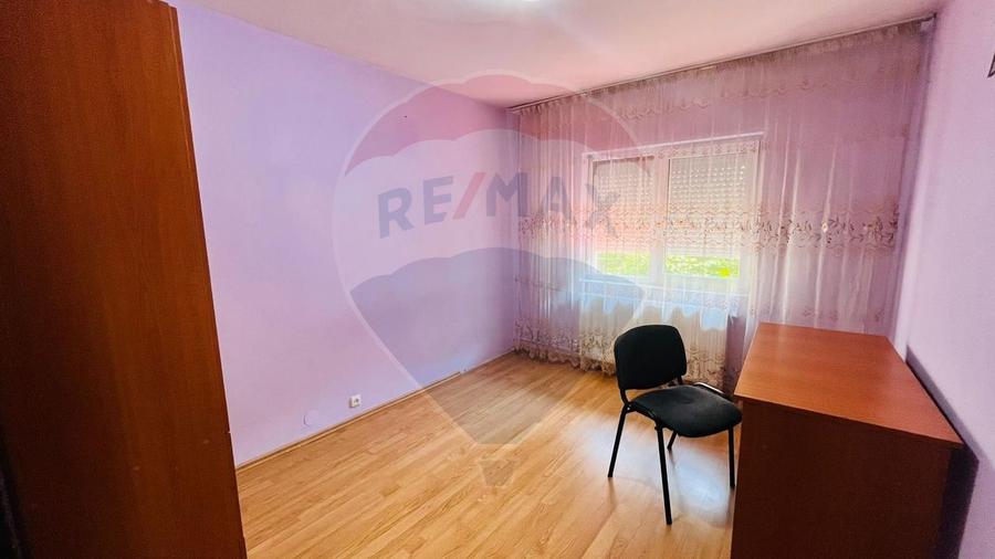 Apartament cu 3 camere de închiriat în zona Decebal