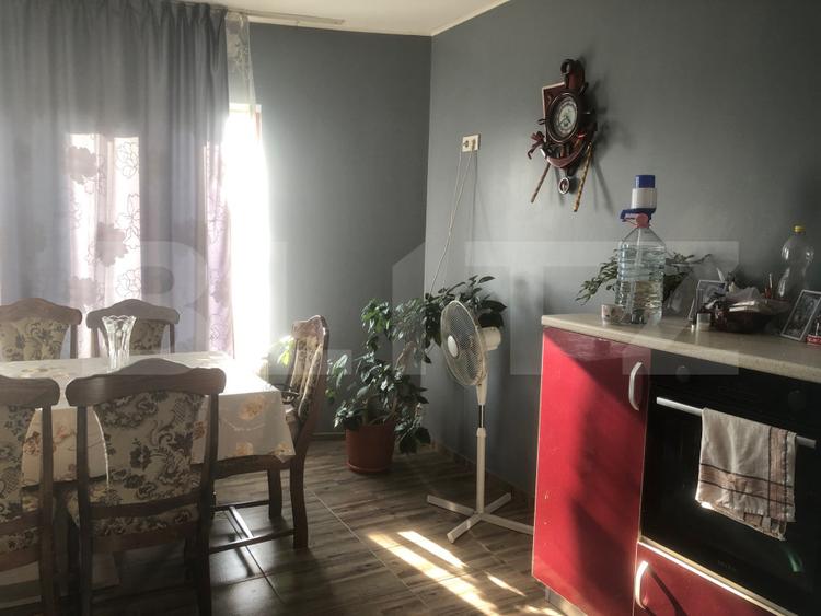 De vanzare casa 4 camere , 9 ari teren , intrare în Paulesti
