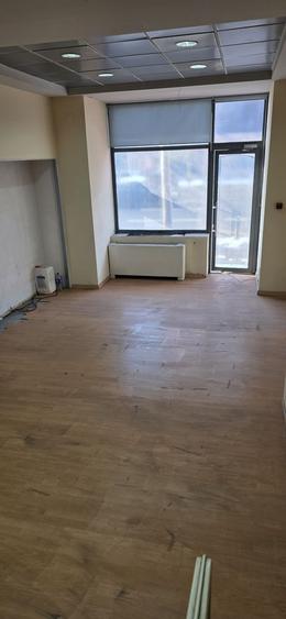 Universitate, spatiu comecial cu vad intens