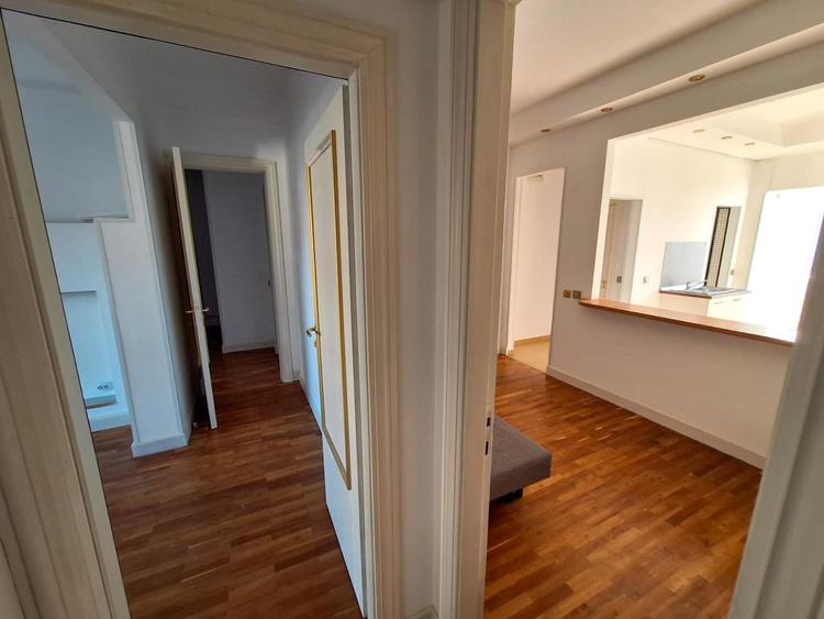 Vinzare apartament renovat cu design italian in Piata Romana