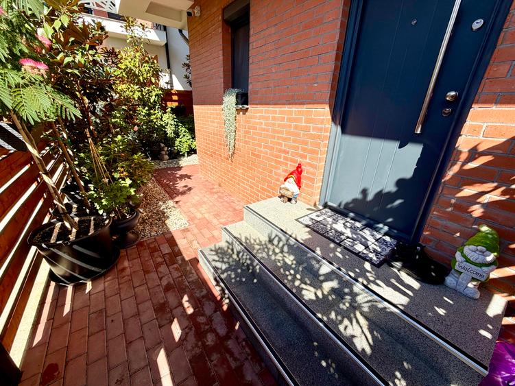 Casa deosebita. 5 cam. 4 bai. Terasa inchisa, Zona buna.