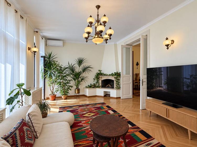 Apartament interbelic cu șemineu și balcon | Lângă Parcul Cișmigiu