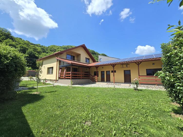 Casă individuală | 5 dormitoare | 230 mp | 700 mp teren | Tăuți Mănăstire