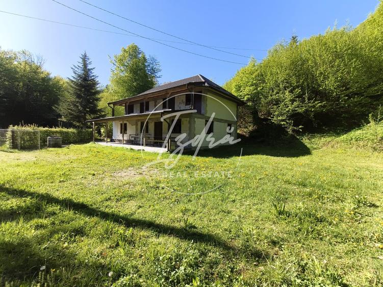 Casa de vacanta cu 7 camere 6 bai de vanzare