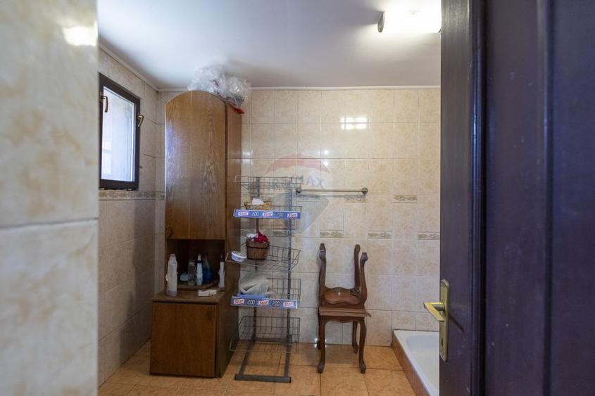 Casa / Vila cu 8 camere de vanzare+multiple constructii, teren,Luncani