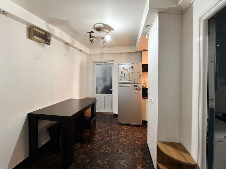 Apartament 3 camere spatios de vanzare în zona - Tractorul