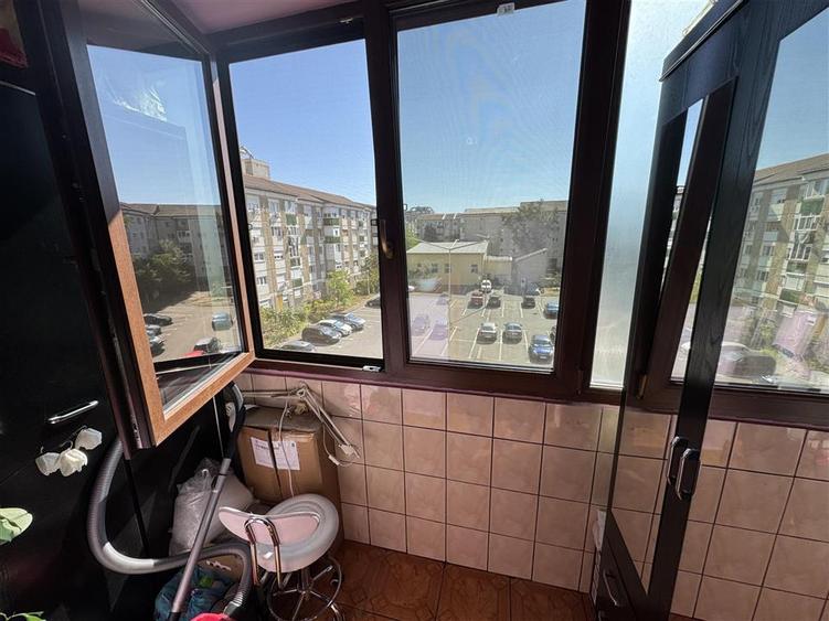 Apartament cu 3 camere, zona Nufarul