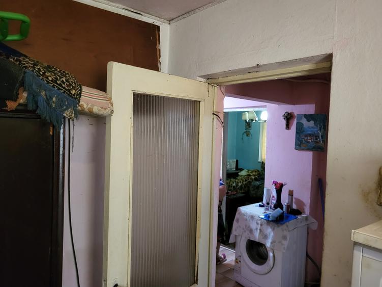 Apartament 3 camere, parter, cu balcon. Necesita renovare completa.