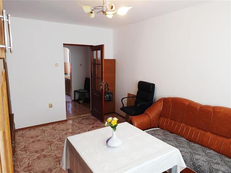 Apartament 3 camere in zona centrala Moldova Noua