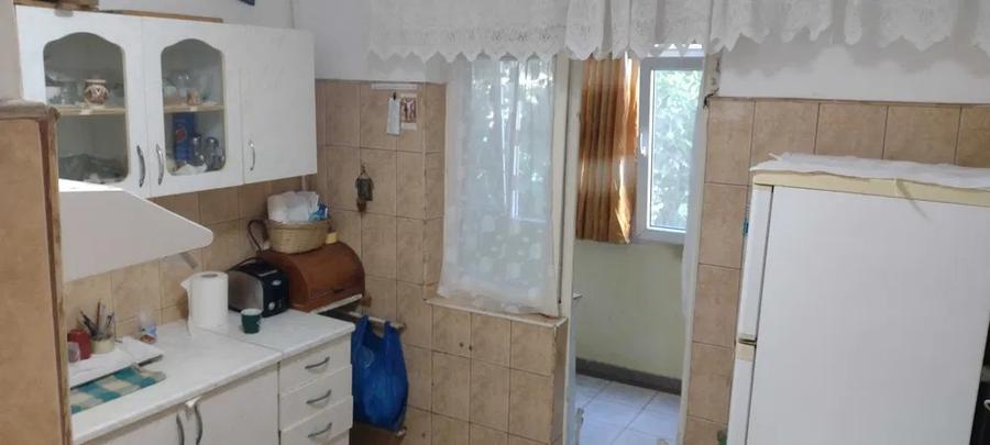 Apartament cu 3 camere decomandat, etaj 3/4, zona Cug