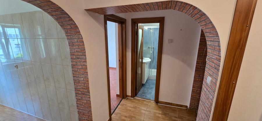 2 camere de vanzare , etaj superior, central Focsani