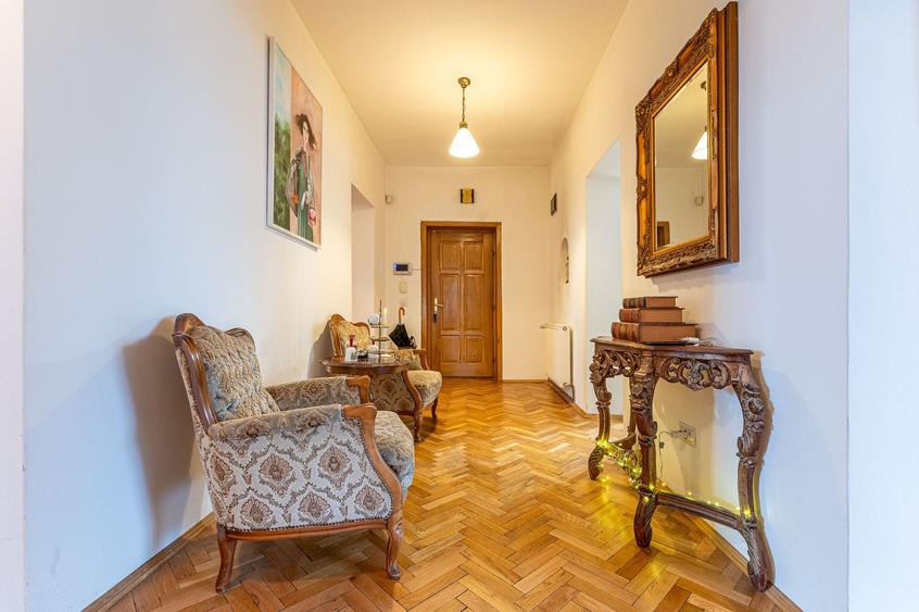 Vilă 4 familii | Apartament + mansardă | Curte 98 mp