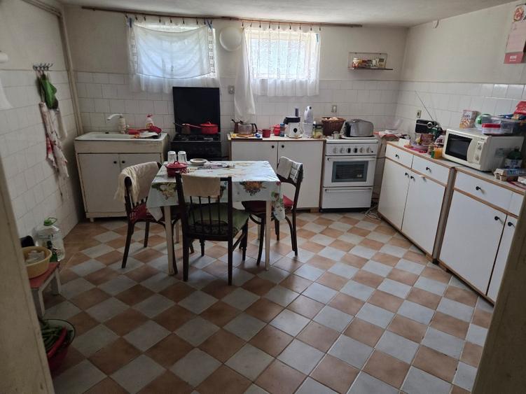 Casă individuală mare 282mp utili, 11 camere, 3 băi + 2 anexe și teren 1024mp