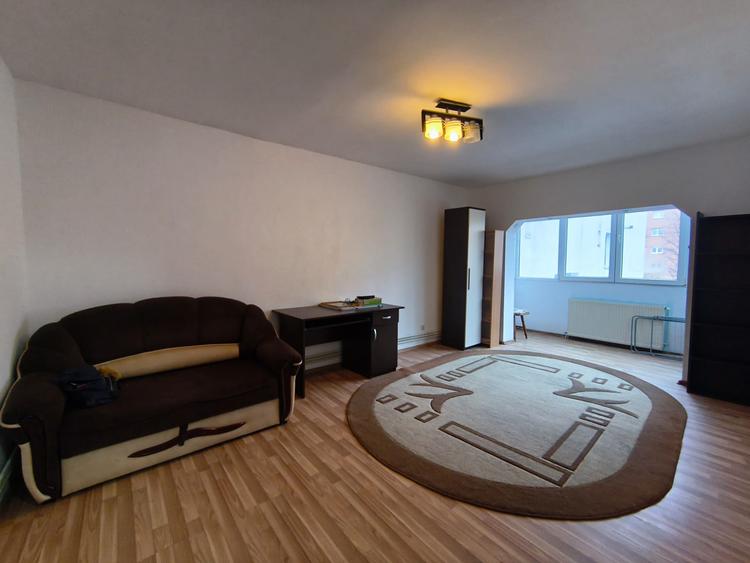 Apartament cu 3 camere, etaj intermediar