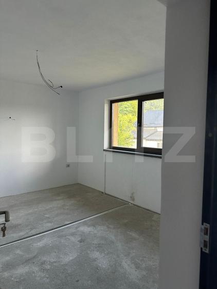 Casă modernă cu garaj, terasă, balcon și curte spațioasă