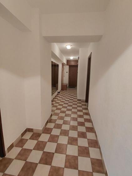 Piata Victoriei(Titulescu),3 camere,nemobilat,80 mp, etaj 3