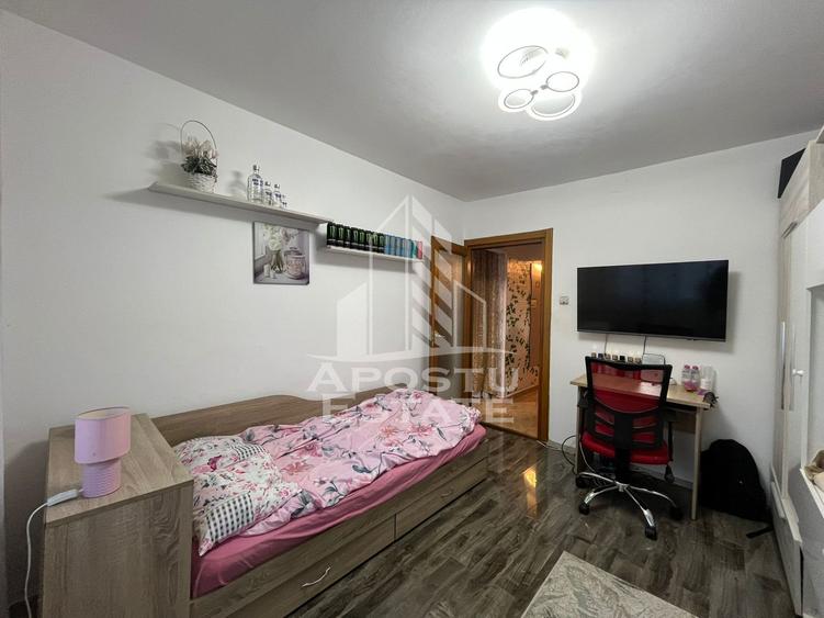 Apartament cu 3 camere, decomandat, 2 bai , 2 balcoane,zona Soarelui
