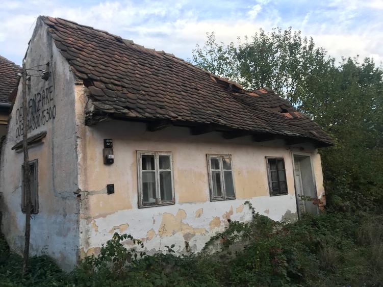 Vind casã tãrãneascã situatã pe un teren intravilan de 1180 m.p.